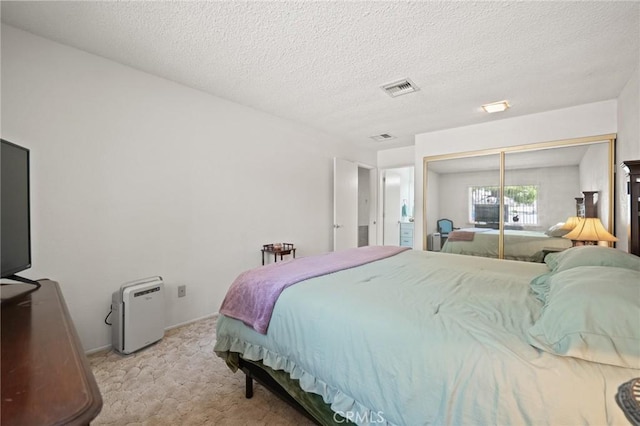54955 Benecia Trl, Yucca Valley, CA 92284 - bedroom featuring carpet flooring, a closet, and a textured ceiling