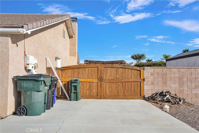 13935 Rincon Rd, Apple Valley, CA 92307 - view of patio / terrace with a gate and fence