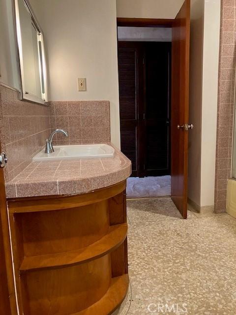 9656 Green Verdugo Dr, Shadow Hills, CA 91040 - bathroom featuring a sink and a tub