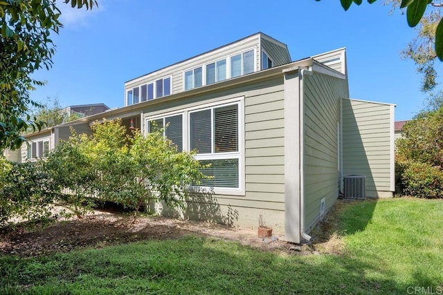 1715 Kennington Rd, Encinitas, CA 92024 - view of side of home featuring a lawn and cooling unit