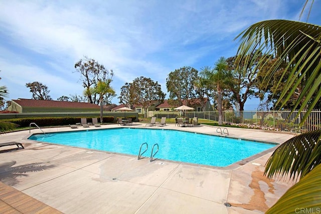 1715 Kennington Rd, Encinitas, CA 92024 - community pool with a patio and fence