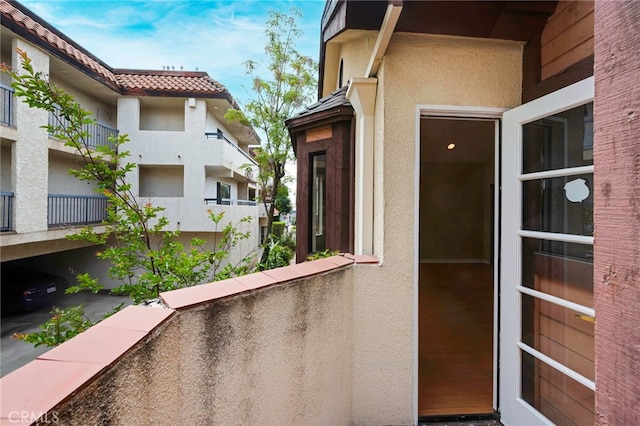 1161 Spazier Ave Unit 4, Glendale, CA 91201 - property entrance with stucco siding, a balcony, and a tile roof