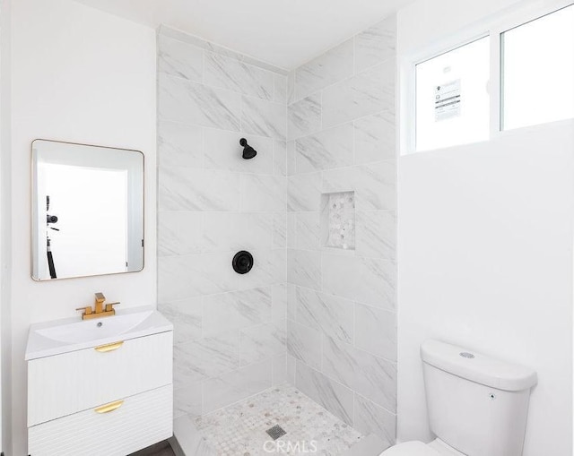 4401 La Clede Ave, Los Angeles, CA 90039 - bathroom with a tile shower, toilet, and vanity
