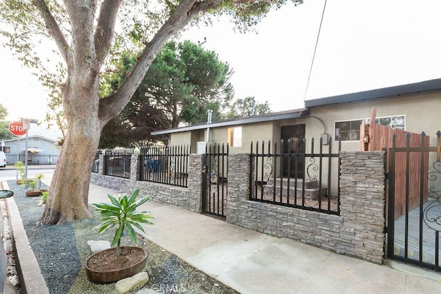 4401 La Clede Ave, Los Angeles, CA 90039 - gate featuring a fenced front yard