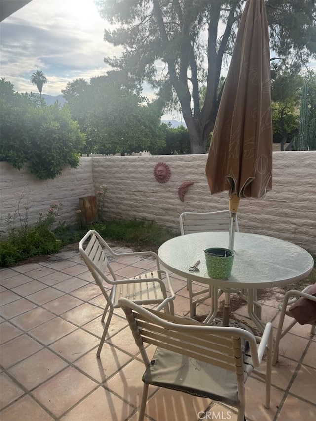 5334 Los Coyotes Dr, Palm Springs, CA 92264 - fenced backyard featuring a patio and outdoor dining area