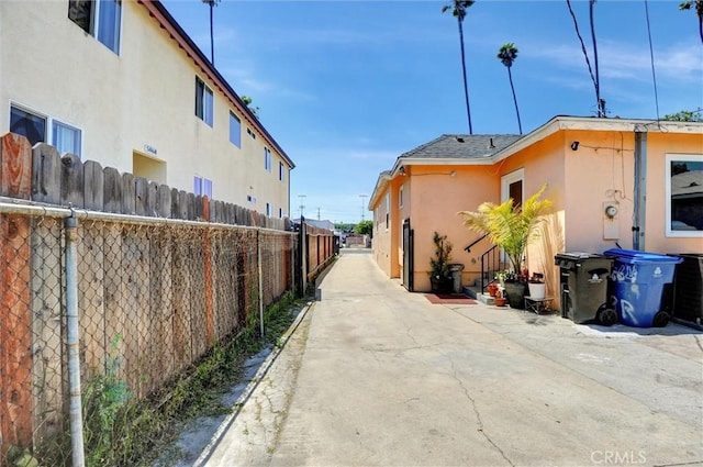 5864 Bonsallo Ave, Los Angeles, CA 90044 - view of concrete alley