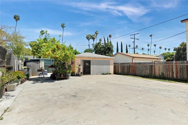 5864 Bonsallo Ave, Los Angeles, CA 90044 - view of yard with an outbuilding