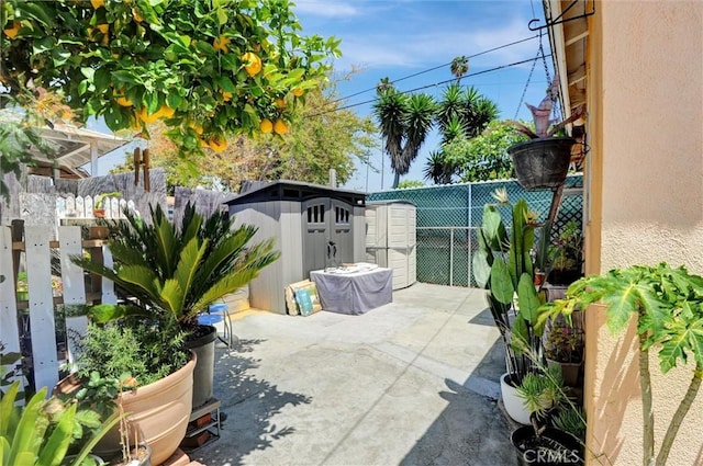 5864 Bonsallo Ave, Los Angeles, CA 90044 - fenced backyard with a patio