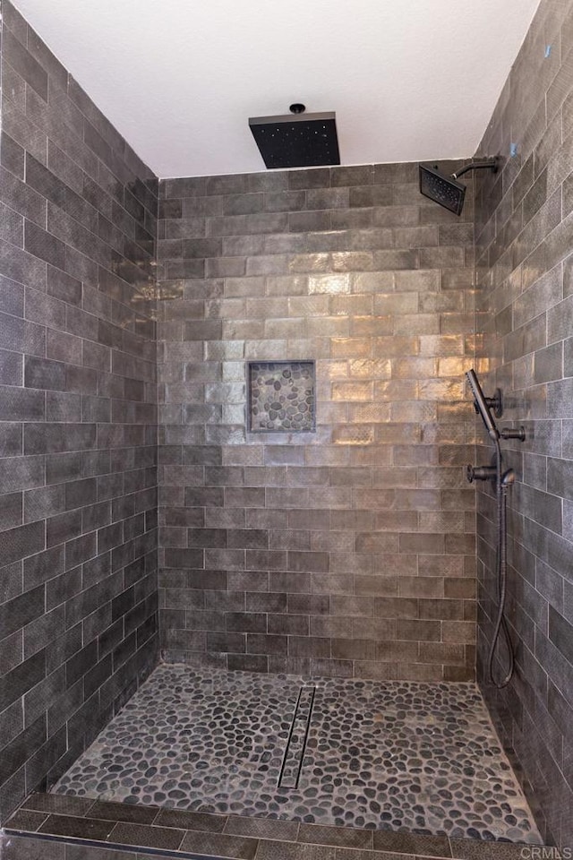 1279 Cypress Dr, Vista, CA 92084 - bathroom featuring tiled shower