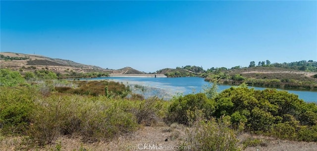 water view featuring a mountainous background