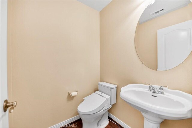 8 Via Del Fico Ct, Lake Elsinore, CA 92532 - bathroom with toilet, a sink, and baseboards