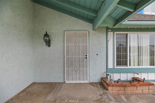 view of exterior entry featuring stucco siding