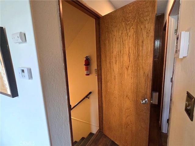 27403 Cottonwood Ln, Lake Arrowhead, CA 92317 - corridor with an upstairs landing