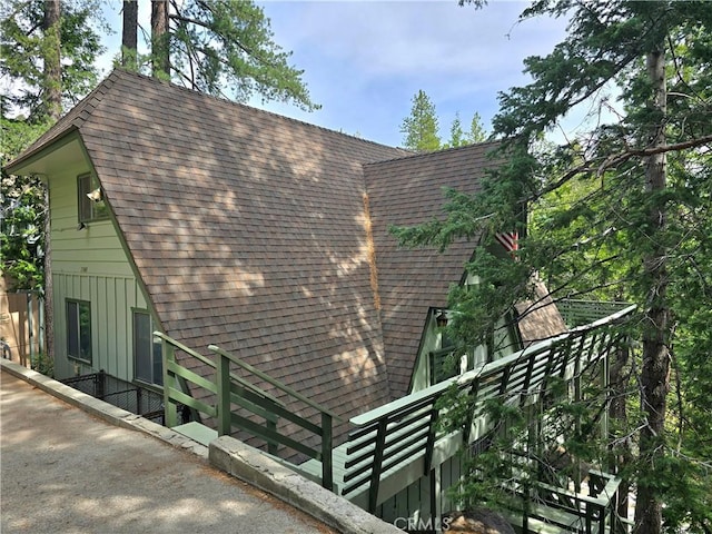 27403 Cottonwood Ln, Lake Arrowhead, CA 92317 - view of side of home featuring a shingled roof