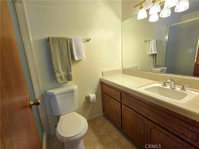 27403 Cottonwood Ln, Lake Arrowhead, CA 92317 - bathroom featuring toilet, baseboards, vanity, an enclosed shower, and a chandelier