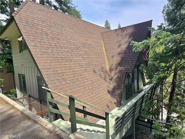 27403 Cottonwood Ln, Lake Arrowhead, CA 92317 - view of side of property featuring roof with shingles