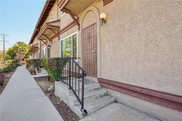 entrance to property with stucco siding