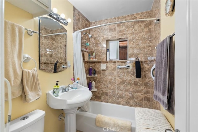 5150 W 135th St, Hawthorne, CA 90250 - bathroom with toilet and shower / bath combo