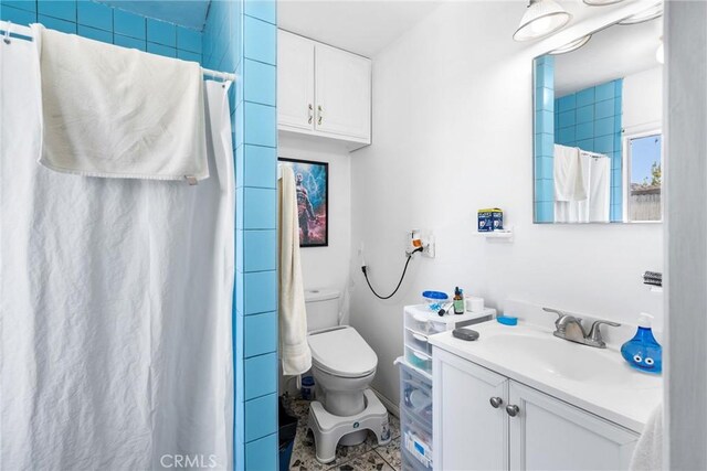 5150 W 135th St, Hawthorne, CA 90250 - full bath featuring toilet, curtained shower, and vanity