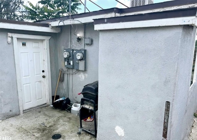 1324 Murdock St, Bakersfield, CA 93307 - doorway to property with stucco siding