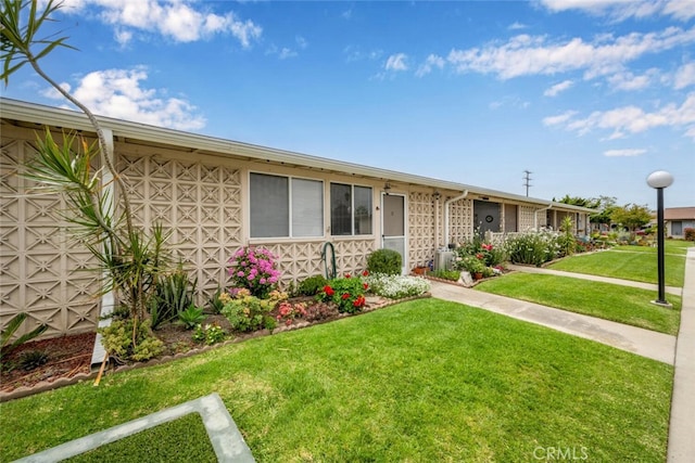 ranch-style house featuring a front yard