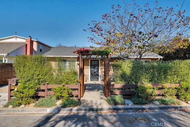 view of front of home with a fenced front yard
