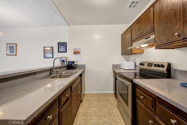 kitchen featuring stainless steel electric stove, under cabinet range hood, a sink, white microwave, and a peninsula