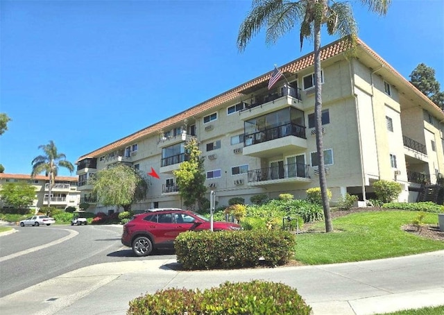 view of apartment building / complex