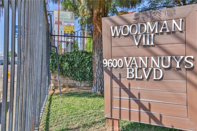 view of community / neighborhood sign