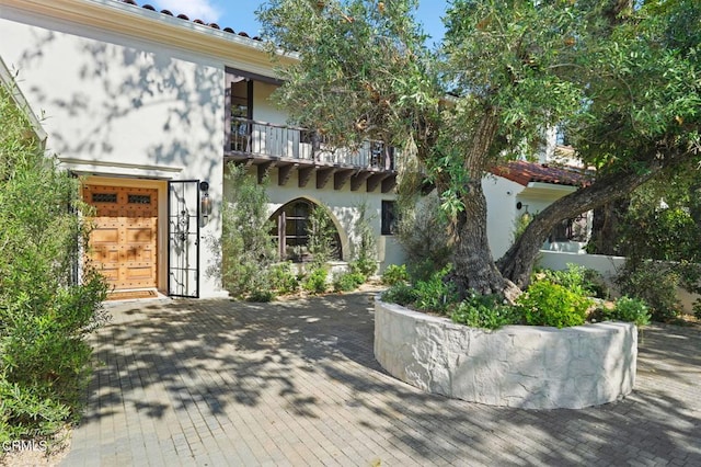 620 S Allen Ave, San Marino, CA 91108 - mediterranean / spanish home with a balcony and stucco siding