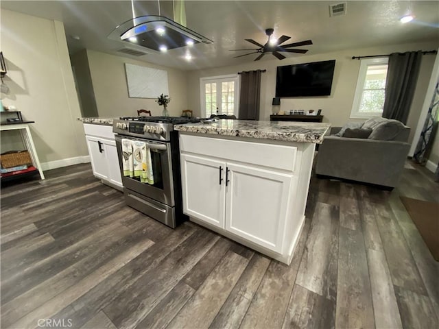 kitchen with gas range, dark wood-style flooring, open floor plan, white cabinets, and a ceiling fan