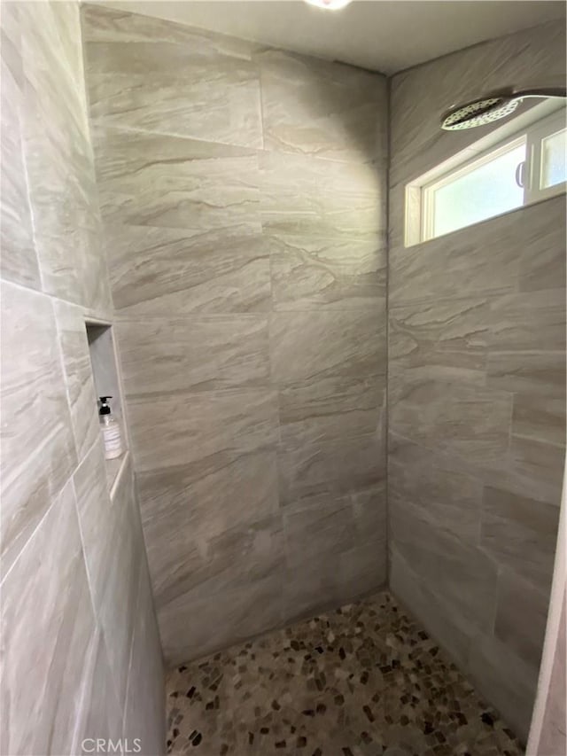 full bathroom featuring a tile shower