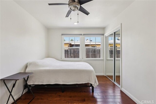 bedroom featuring hardwood / wood-style floors, baseboards, and a ceiling fan