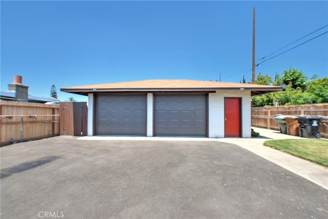 321 Aguirre Ln, Placentia, CA 92870 - detached garage featuring fence
