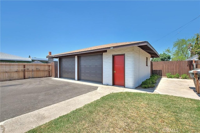 321 Aguirre Ln, Placentia, CA 92870 - detached garage featuring fence