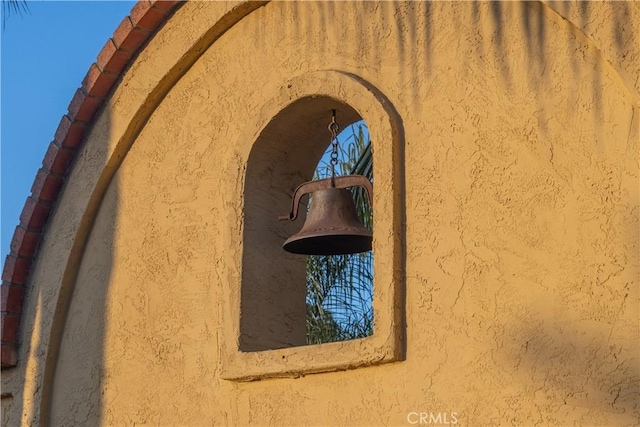 6731 Via De La Reina, Bonsall, CA 92003 - exterior view of stucco siding and arched walkways