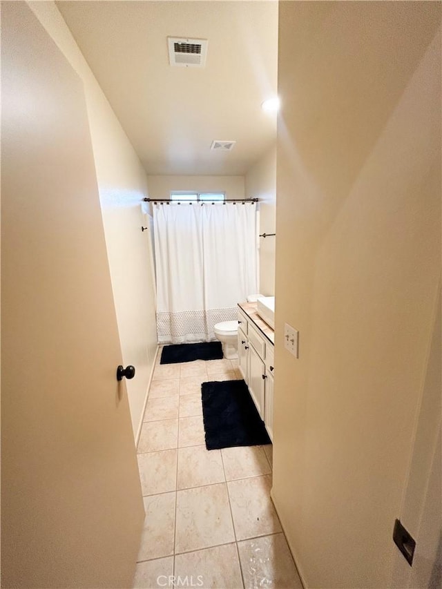 770 Cypress Ln, Blythe, CA 92225 - bathroom with tile patterned flooring, toilet, vanity, curtained shower, and baseboards