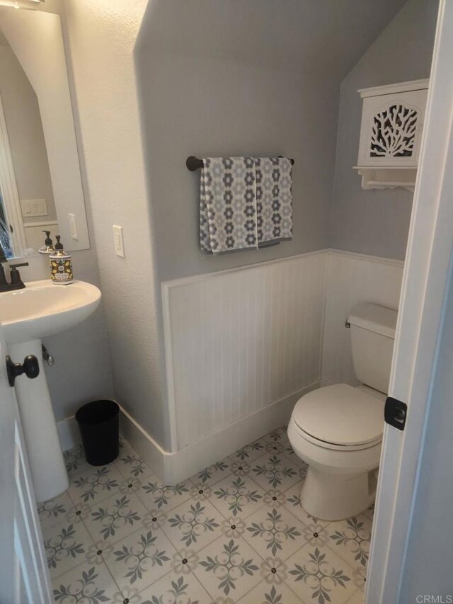 797 Trailside Pl, San Marcos, CA 92078 - half bath with wainscoting and vaulted ceiling