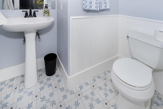 797 Trailside Pl, San Marcos, CA 92078 - bathroom featuring toilet and wainscoting