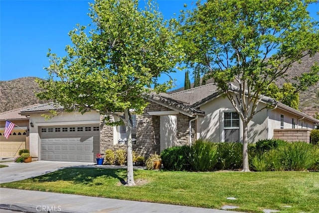 view of front of property with an attached garage, stucco siding, a front yard, and driveway