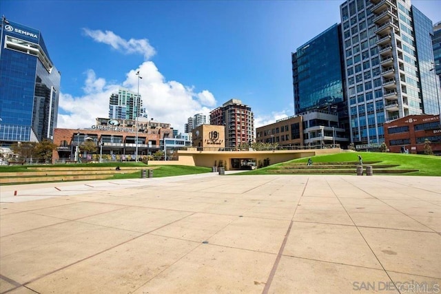 surrounding community featuring a view of city