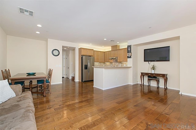 living area with wood-type flooring, recessed lighting, and baseboards