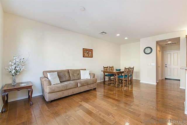 living area featuring light wood-style floors, recessed lighting, and baseboards