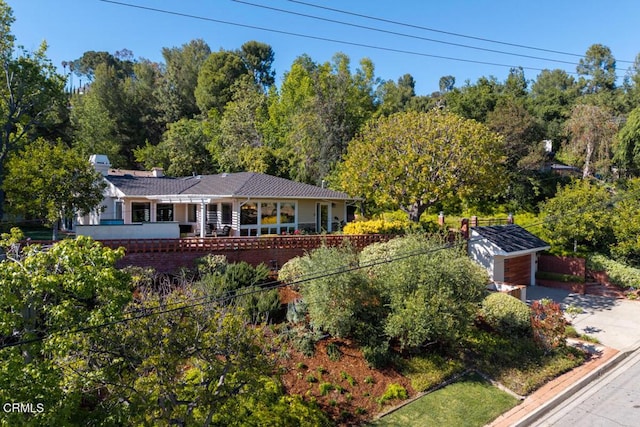 single story home featuring an outdoor structure