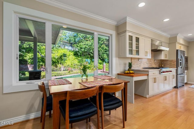 dining room with recessed lighting, baseboards, light wood-style floors, and ornamental molding