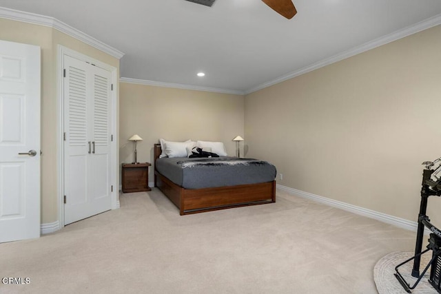 bedroom featuring light colored carpet, baseboards, crown molding, recessed lighting, and ceiling fan