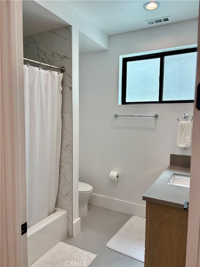 2621 Gates Ave Unit B, Redondo Beach, CA 90278 - bathroom featuring toilet, vanity, baseboards, and shower / bathtub combination with curtain