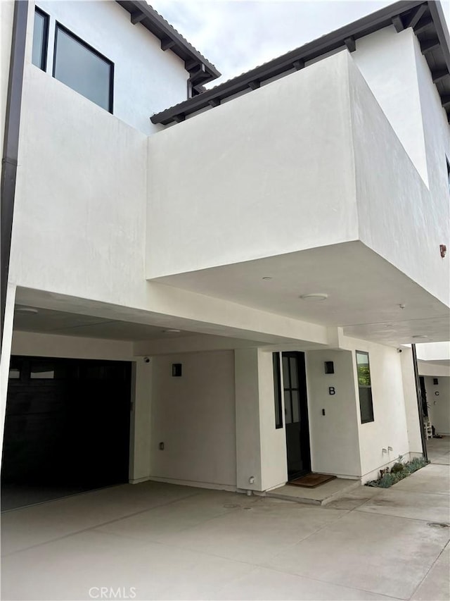 2621 Gates Ave Unit B, Redondo Beach, CA 90278 - view of front facade with stucco siding and an attached garage