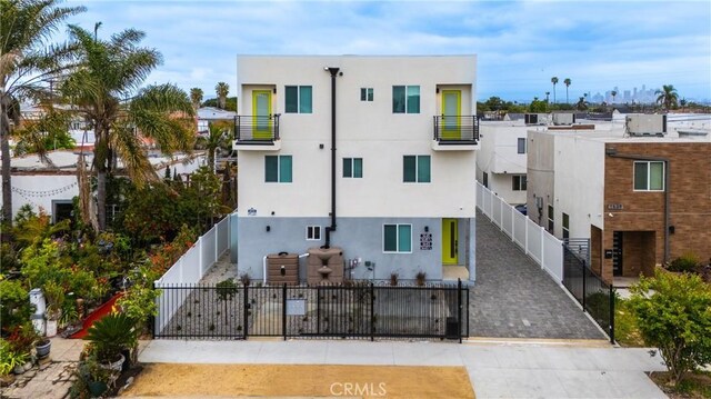 1643 W 82nd St, Los Angeles, CA 90047 - view of building exterior featuring a fenced front yard