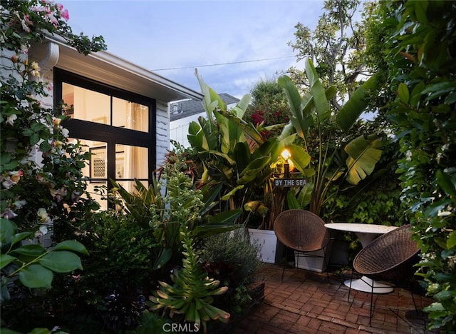 565 Lombardy Ln, Laguna Beach, CA 92651 - view of patio